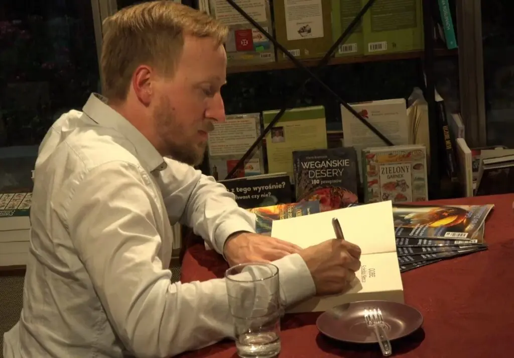 Robert Noble rozdaje autografy